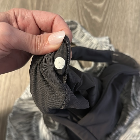 Lululemon Women’s Sz 4 On‎ Track Athletic Workout Racer Back Sleeveless Tank Top - Picture 8 of 9